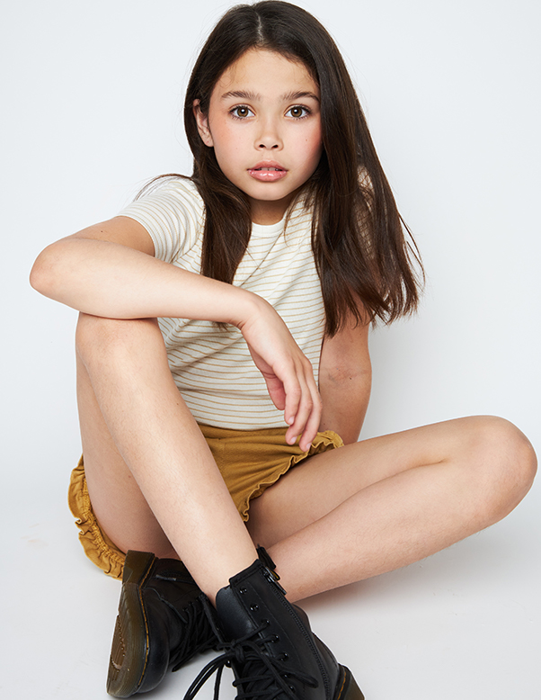 Kindermodel met lang bruin haar Lynn