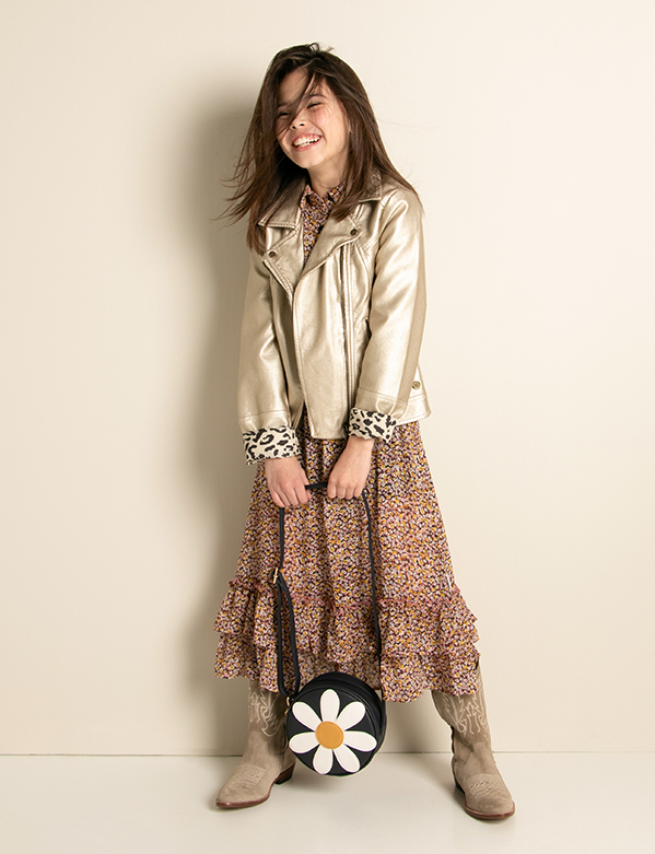 Kindermodel met lang bruin haar Lynn