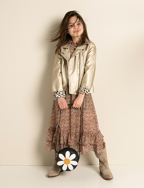 Kindermodel met lang bruin haar Lynn