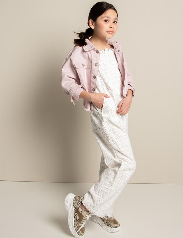 Kindermodel met lang bruin haar Lynn