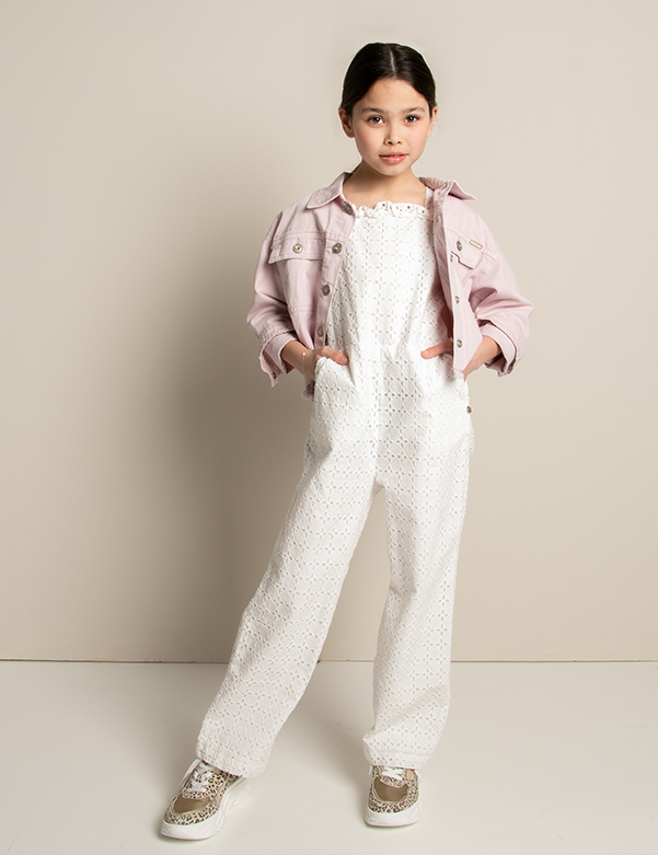 Kindermodel met lang bruin haar Lynn