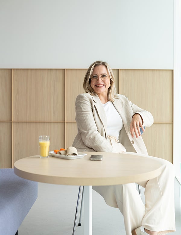 Vrouwelijk model met blond haar en blauw-grijze ogen Maaike W.