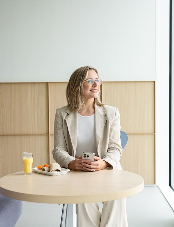 Vrouwelijk model met blond haar en blauw-grijze ogen Maaike W.