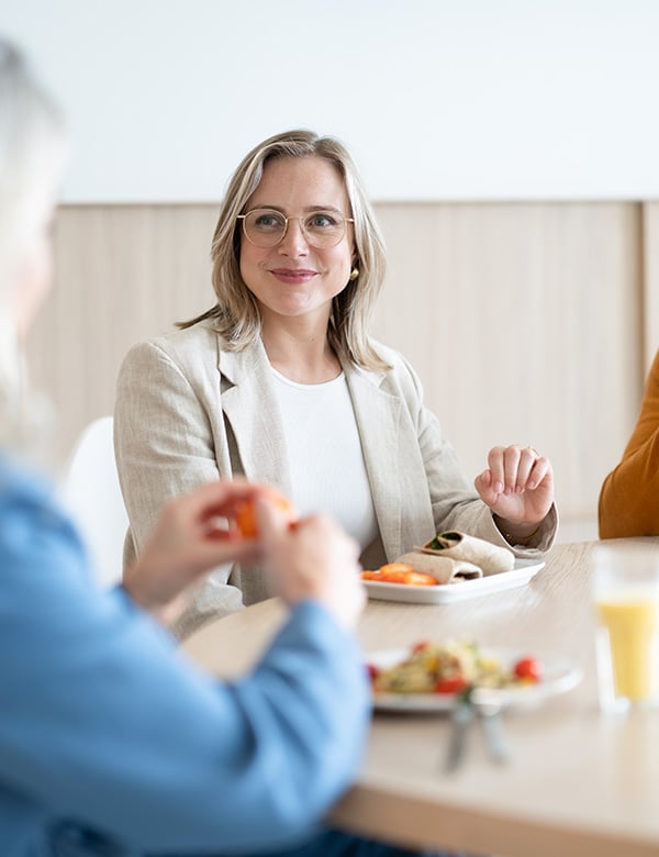 Vrouwelijk model met blond haar en blauw-grijze ogen Maaike W.