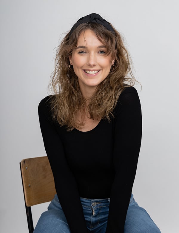 Vrouwelijk model met lange bruine haren Maike D.