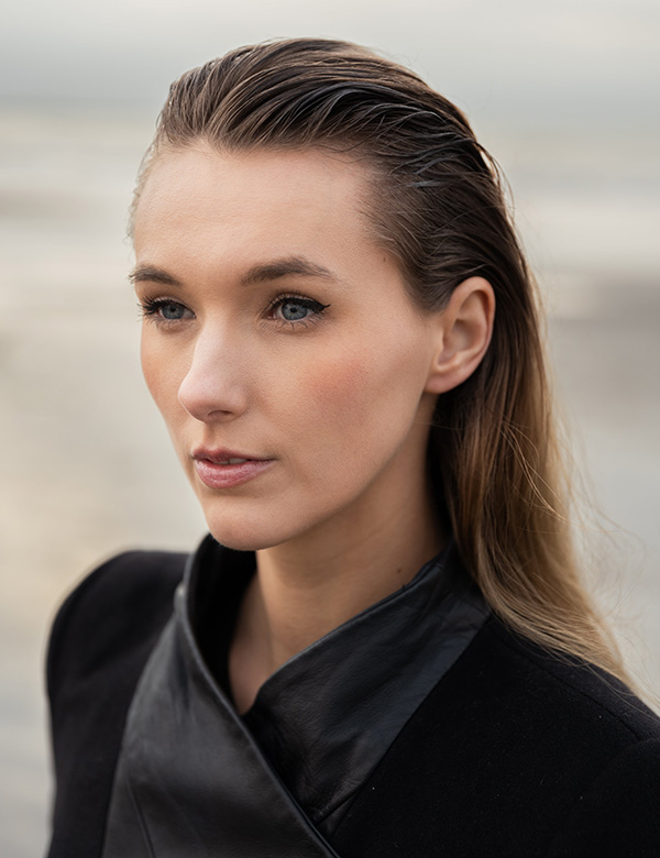 Vrouwelijk model met lange bruine haren Maike D.