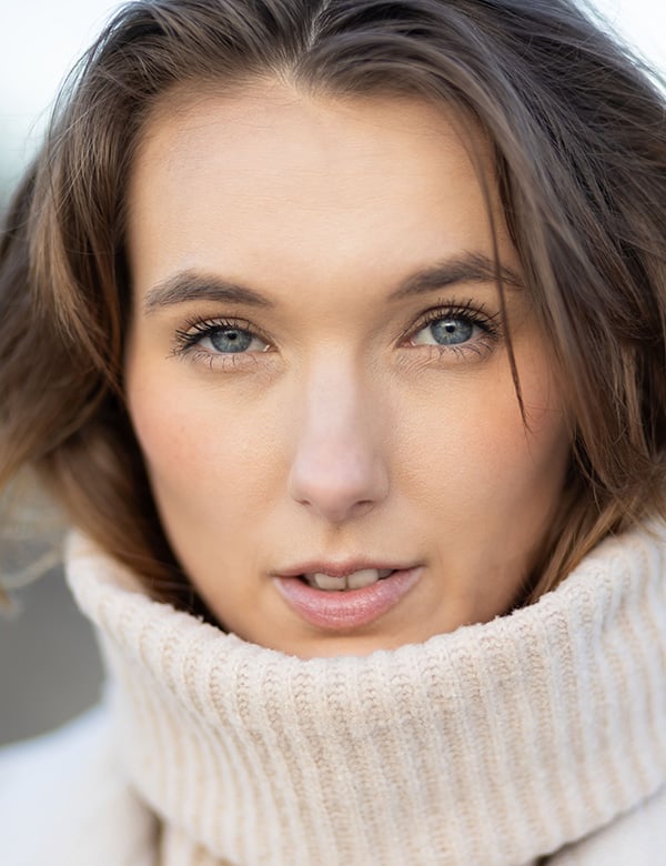 Vrouwelijk model met lange bruine haren Maike D.