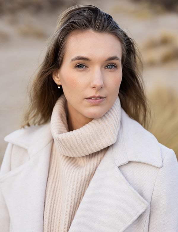 Vrouwelijk model met lange bruine haren Maike D.
