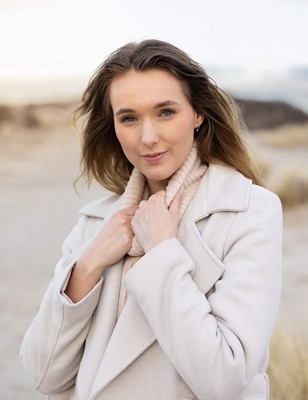 Vrouwelijk model met lange bruine haren Maike D.