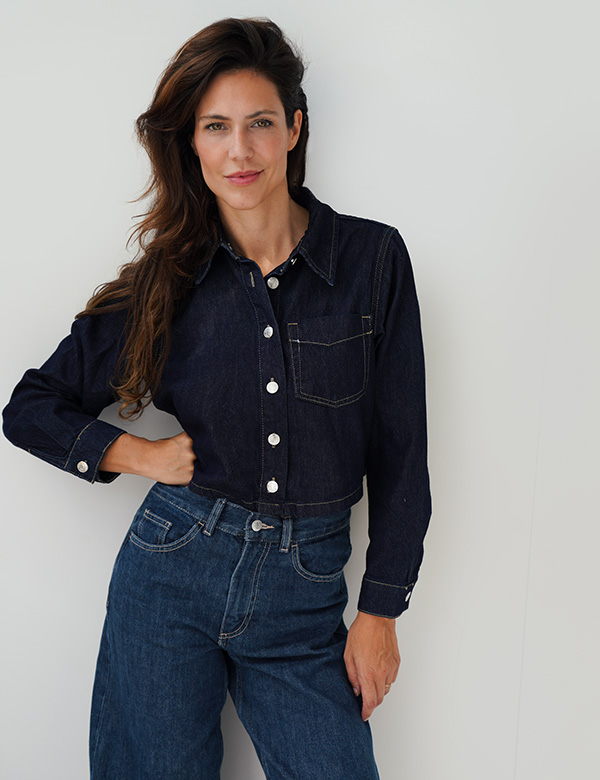 Vrouwelijk model met lang bruin haar Maike G.