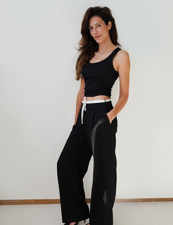 Vrouwelijk model met lang bruin haar Maike G.