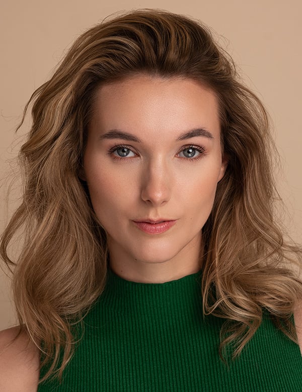 Model Vrouwelijk model half lang donkerblond haar maike