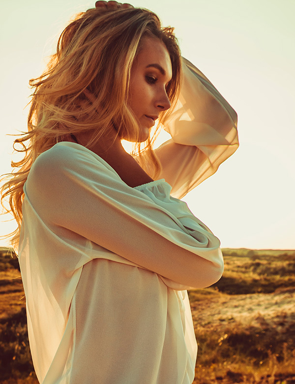 Vrouwelijk model met blond haar Maike