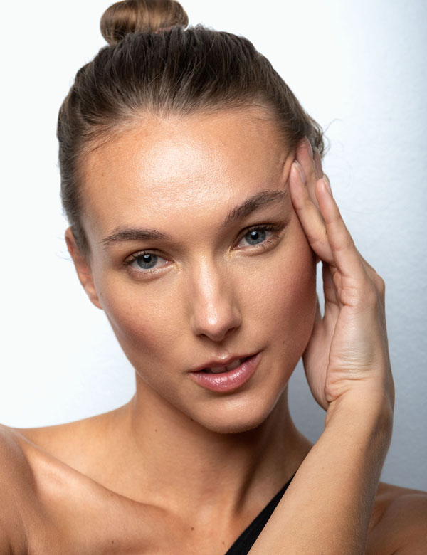 Vrouwelijk model met donkerblond haar Maike D.