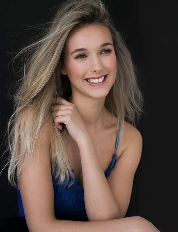 Vrouwelijk model met blond haar Maike