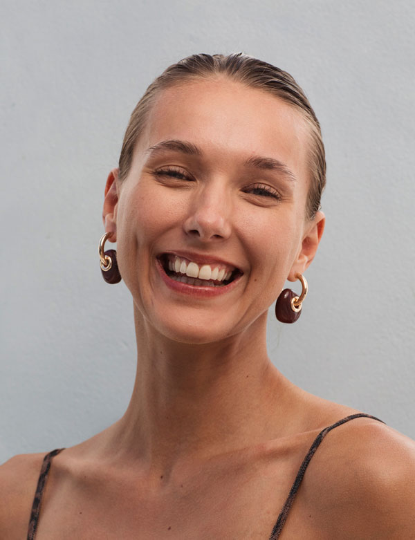 Vrouwelijk model met donkerblond haar Maike D.