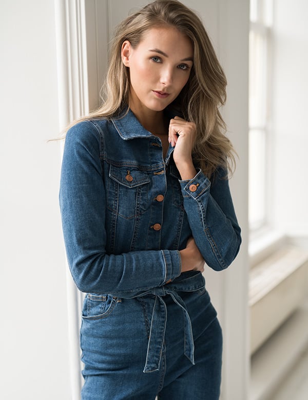 Vrouwelijk model met blond haar Maike