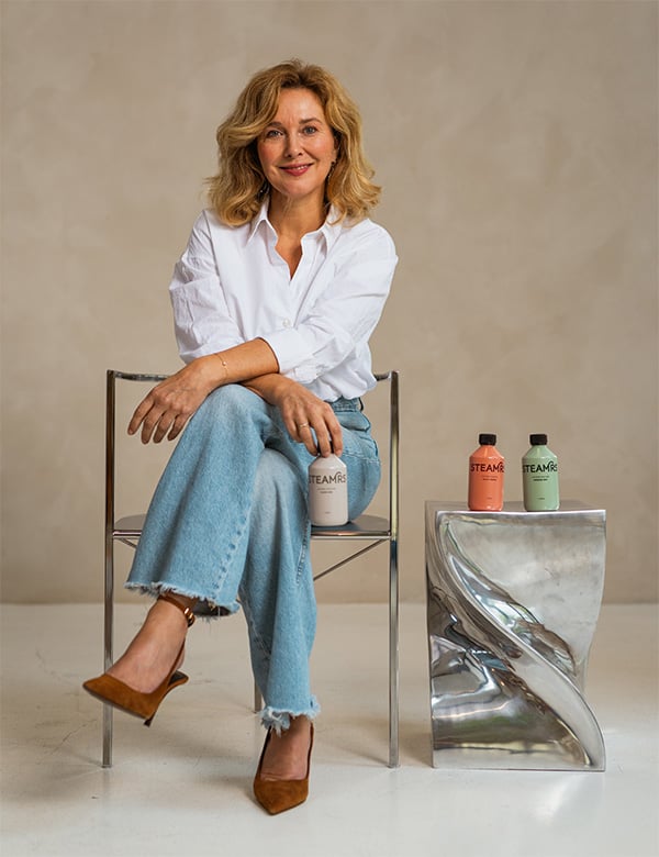 Majella is een vrouwelijk model met blond haar en blauwe ogen