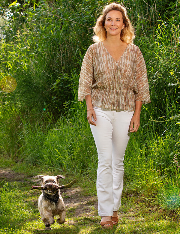 Vrouwelijk model met blond haar Majella