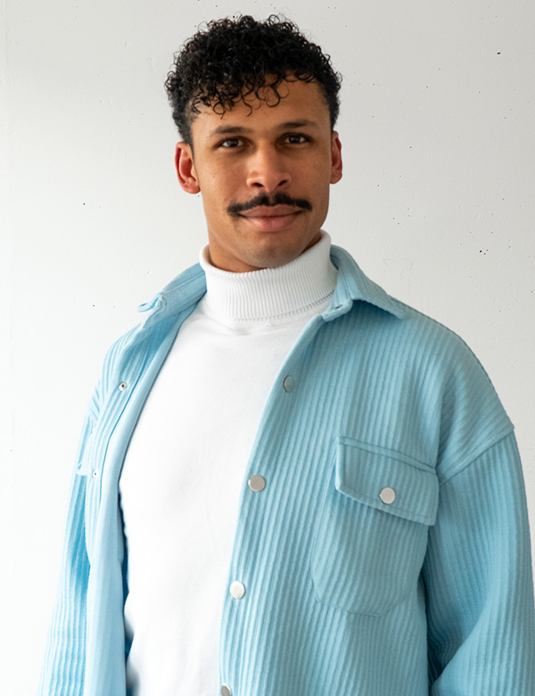 Mannelijk model met donkerbruin haar en donkerbruine ogen Malcom.