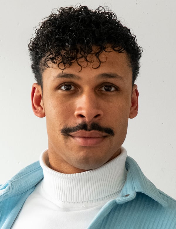 Mannelijk model met donkerbruin haar en donkerbruine ogen Malcom.