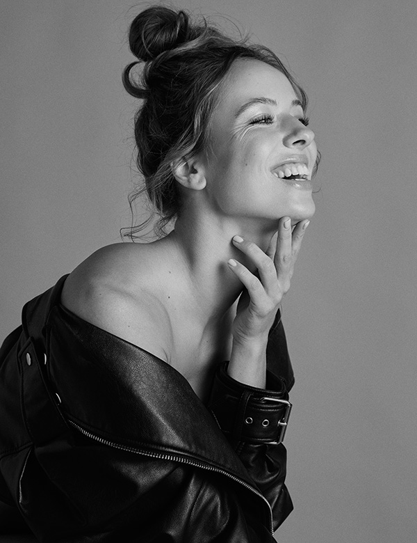 Vrouwelijk model met bruin haar Manouk