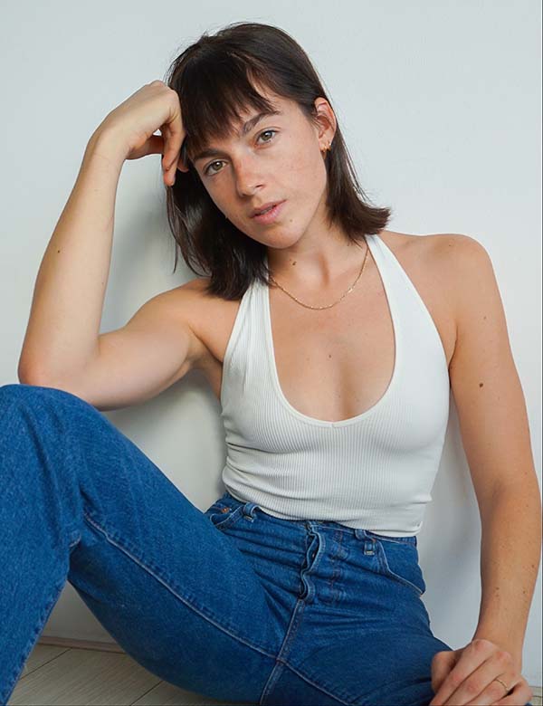 Vrouwelijk model met steil haar Manouk