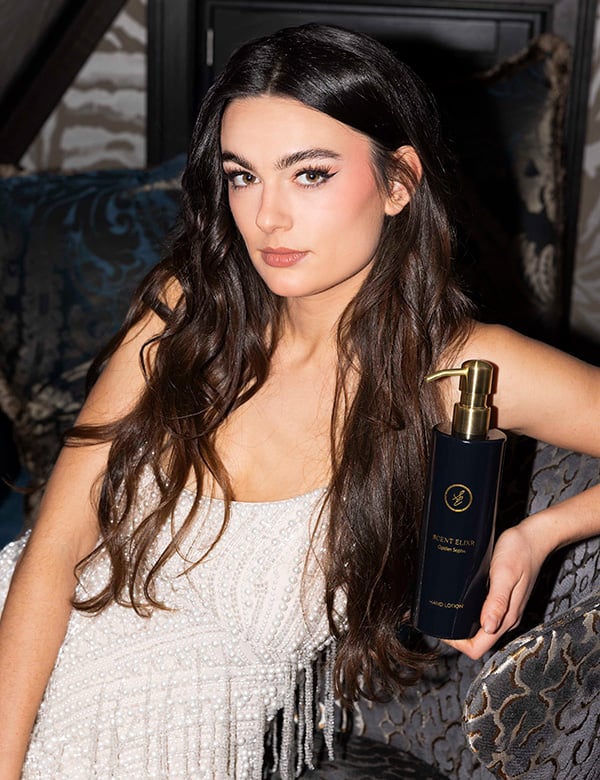Vrouwelijk model met bruin haar.