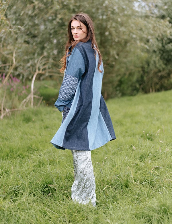 Vrouwelijk model met bruin haar.