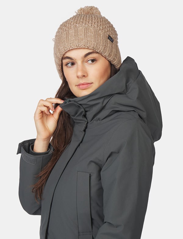 Vrouwelijk model met bruin haar.