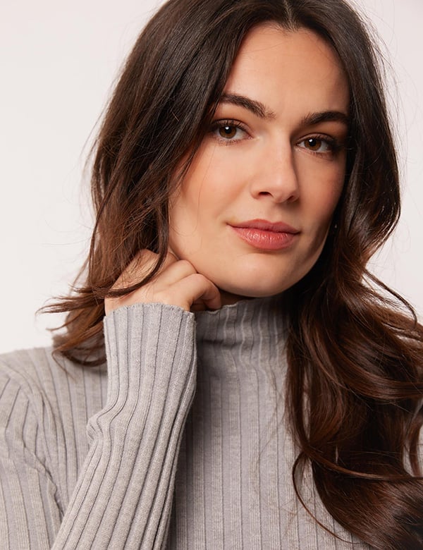 Vrouwelijk model met bruin haar.