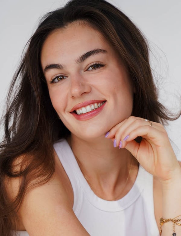 Vrouwelijk model met bruin haar mara p.