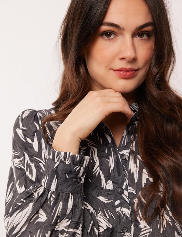 Vrouwelijk model met bruin haar Mara P.