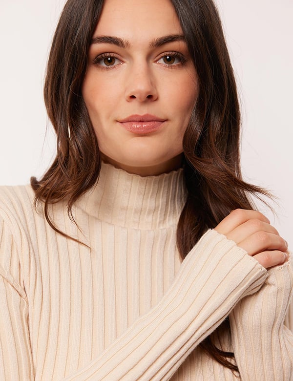 Vrouwelijk model met bruin haar Mara P.