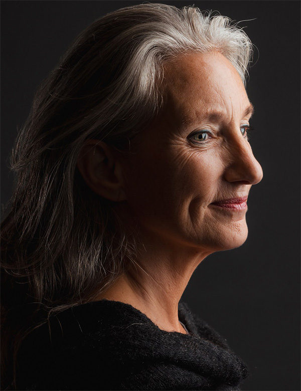 Seniorenmodel met grijs haar Mareann