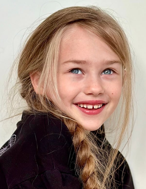 Kindermodel met blond haar maren