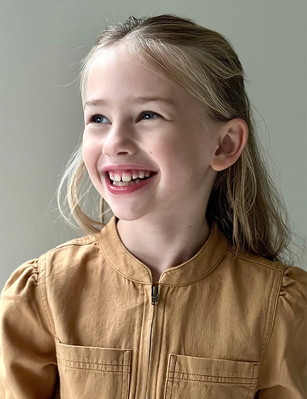 kindermodel met blond haar Maren