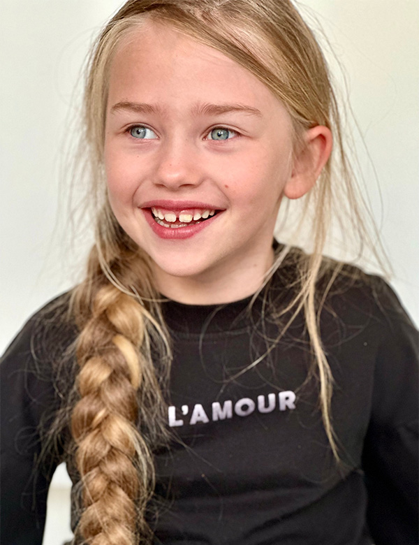 kindermodel met blond haar Maren