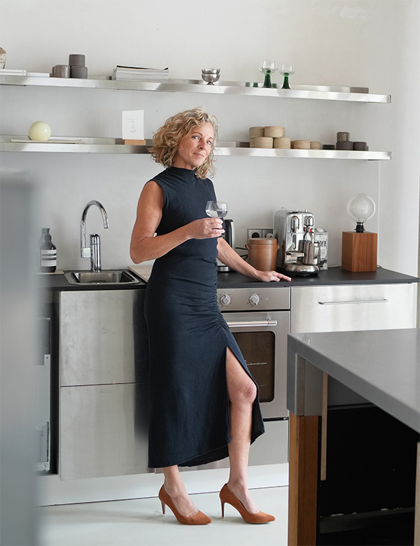 Vrouwelijk model met blond haar Margre