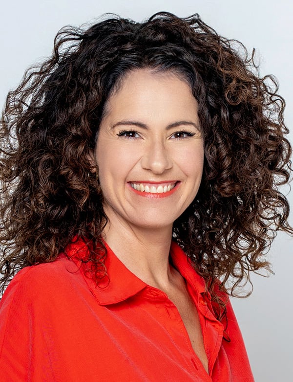 Vrouwelijk model met krullend haar marieke v.
