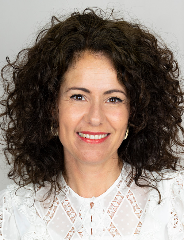 Vrouwelijk model donker haar marieke v.