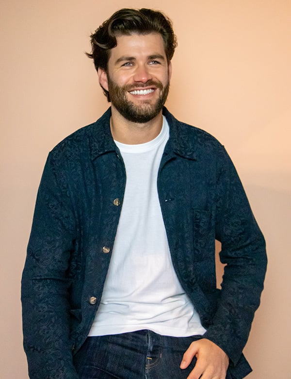 Mannelijk model met half lang bruin haar Marijn S.