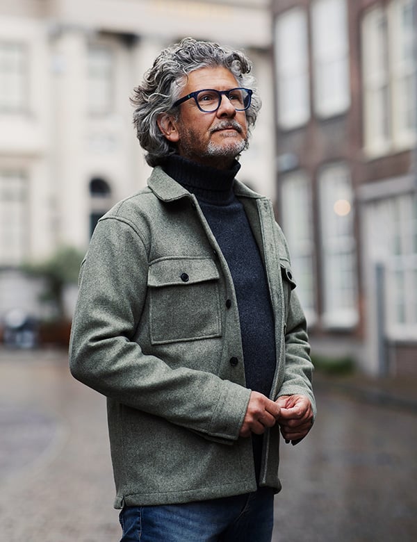 Mannelijk model met grijs haar Mario A.