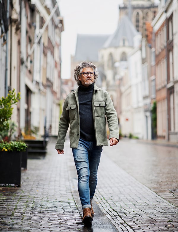 Mannelijk model met grijs haar Mario A.
