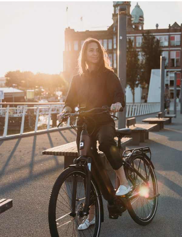 Vrouwelijk model bruin haar Mariska