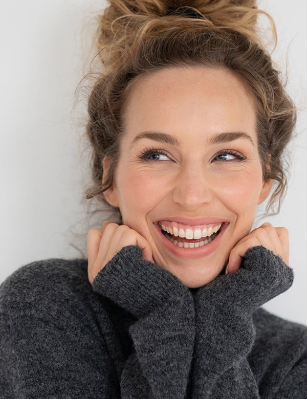 vrouwelijk model met blonde krullen Marjolein Roe.