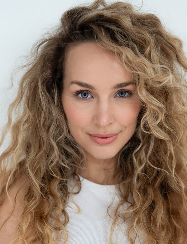 Vrouwelijk model met blonde krullen marjolein roe.