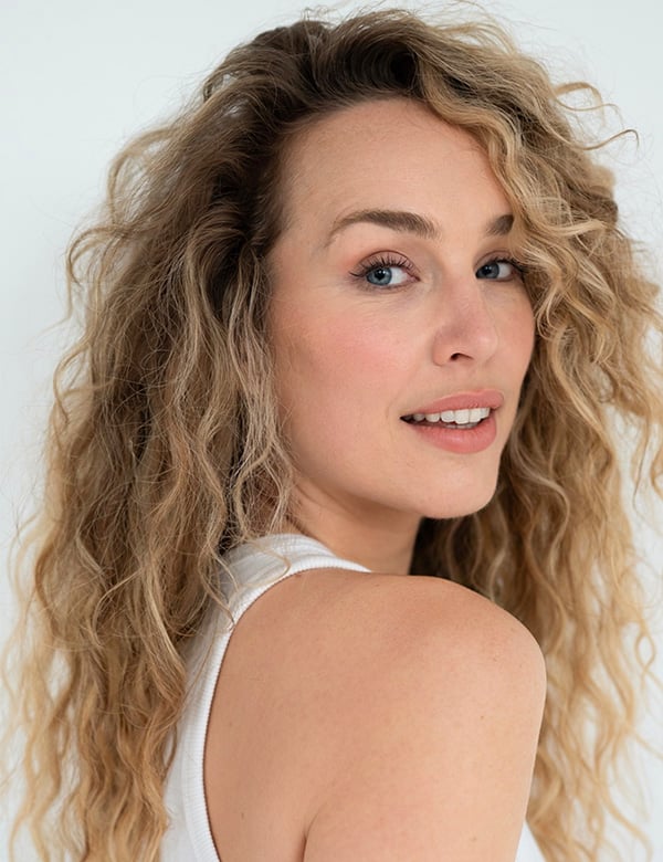 vrouwelijk model met blonde krullen Marjolein Roe.