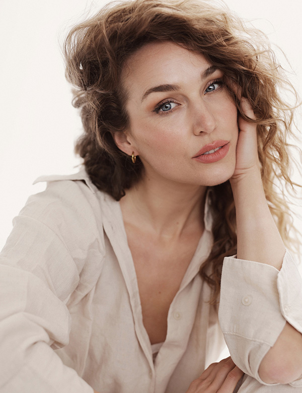 Vrouwelijk model met blond krullend haar en blauwe ogen Marjolein Roe.