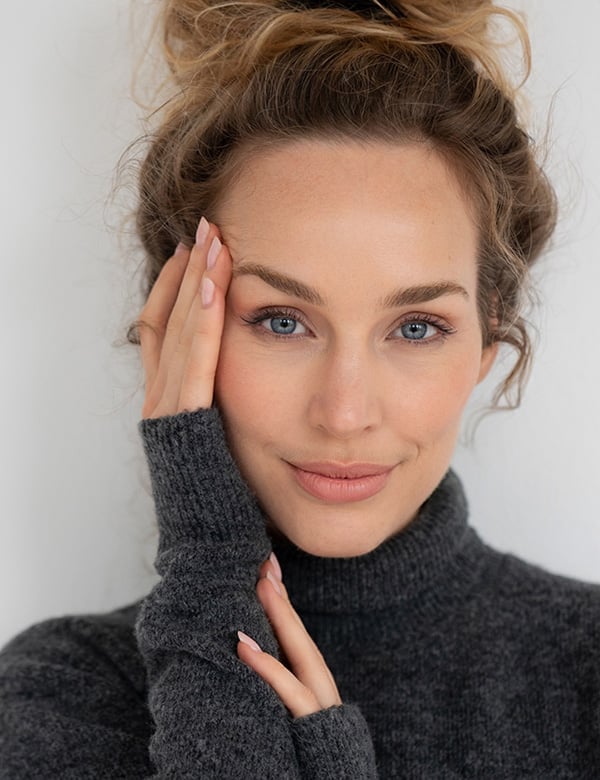 vrouwelijk model met blonde krullen Marjolein Roe.